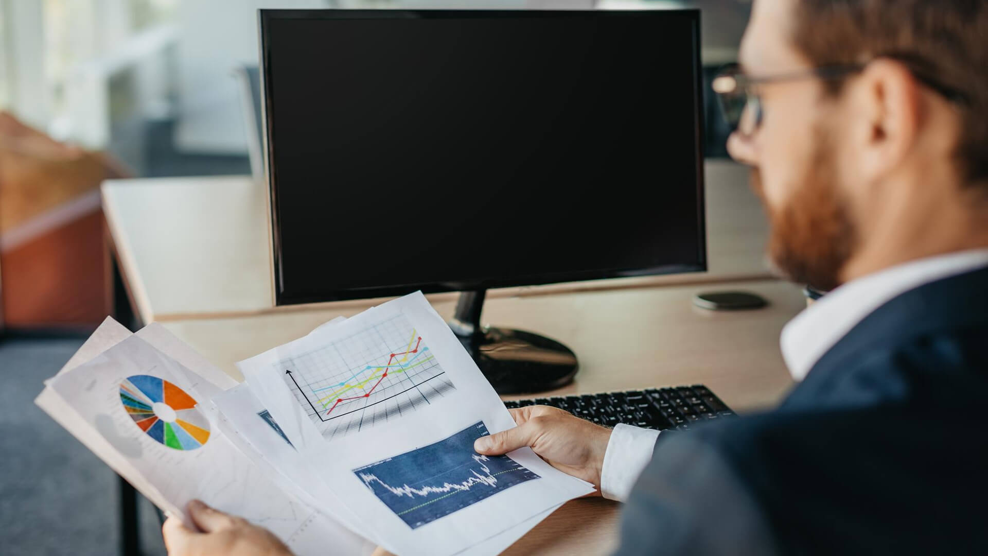 What changes when a business switches from manual reports to automated BI dashboards